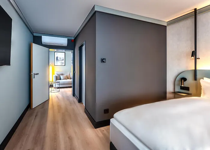 מלון Radisson Center 3*